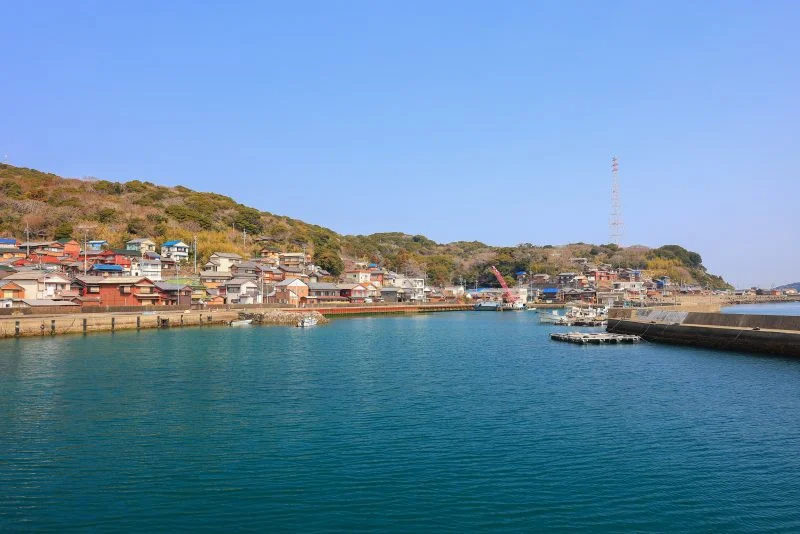 無料壁紙 坂手海水浴場の町並み。PCとデスクトップ壁紙に最適な4K高画質の無料壁紙。三重県鳥羽市の坂手島で撮影したフリー写真素材