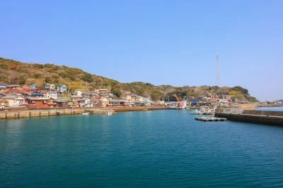 無料壁紙 坂手海水浴場の町並み。PCとデスクトップ壁紙に最適な4K高画質の無料壁紙。三重県鳥羽市の坂手島で撮影したフリー写真素材