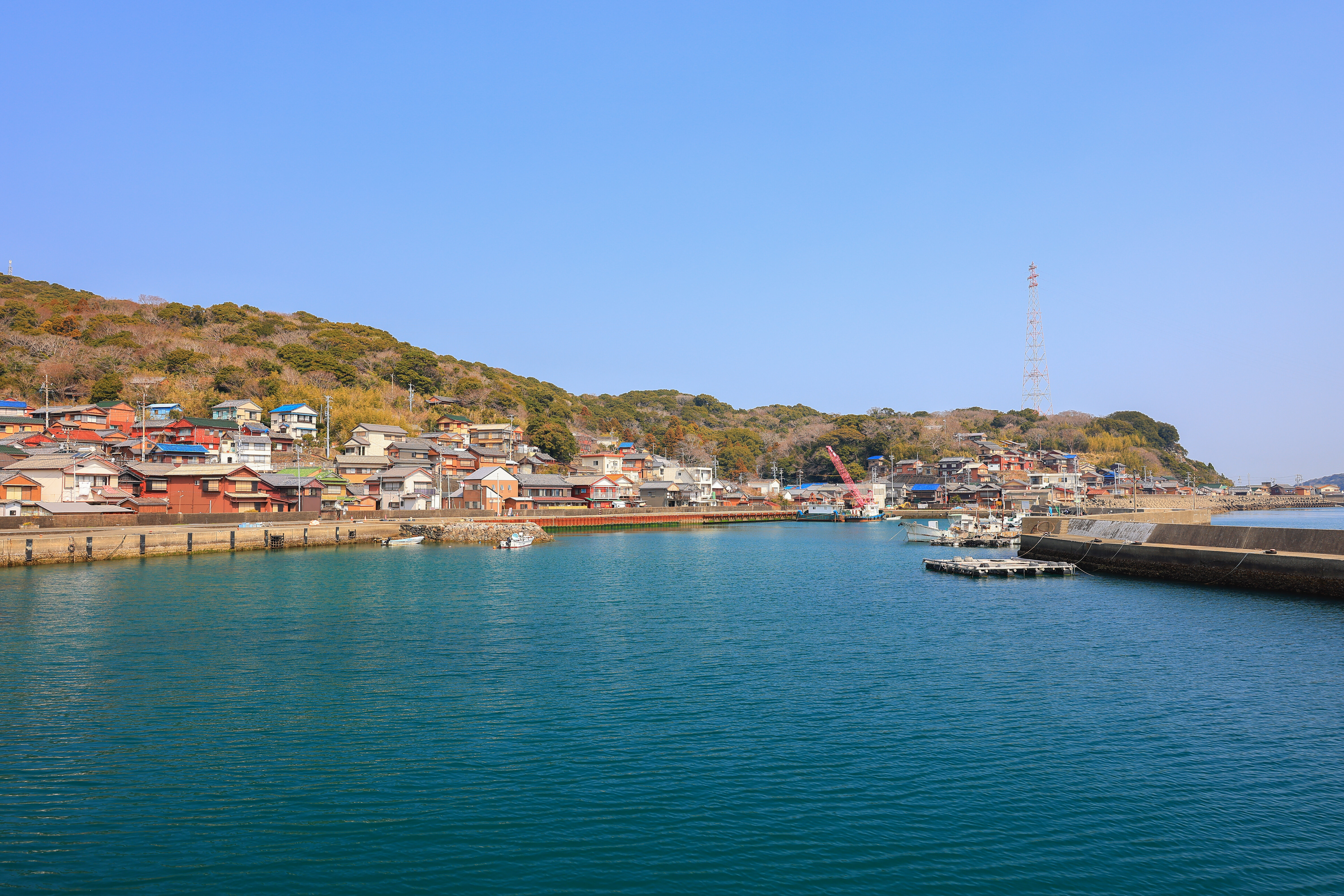 無料壁紙 坂手海水浴場の町並み。PCとデスクトップ壁紙に最適な4K高画質の無料壁紙。三重県鳥羽市の坂手島で撮影したフリー写真素材