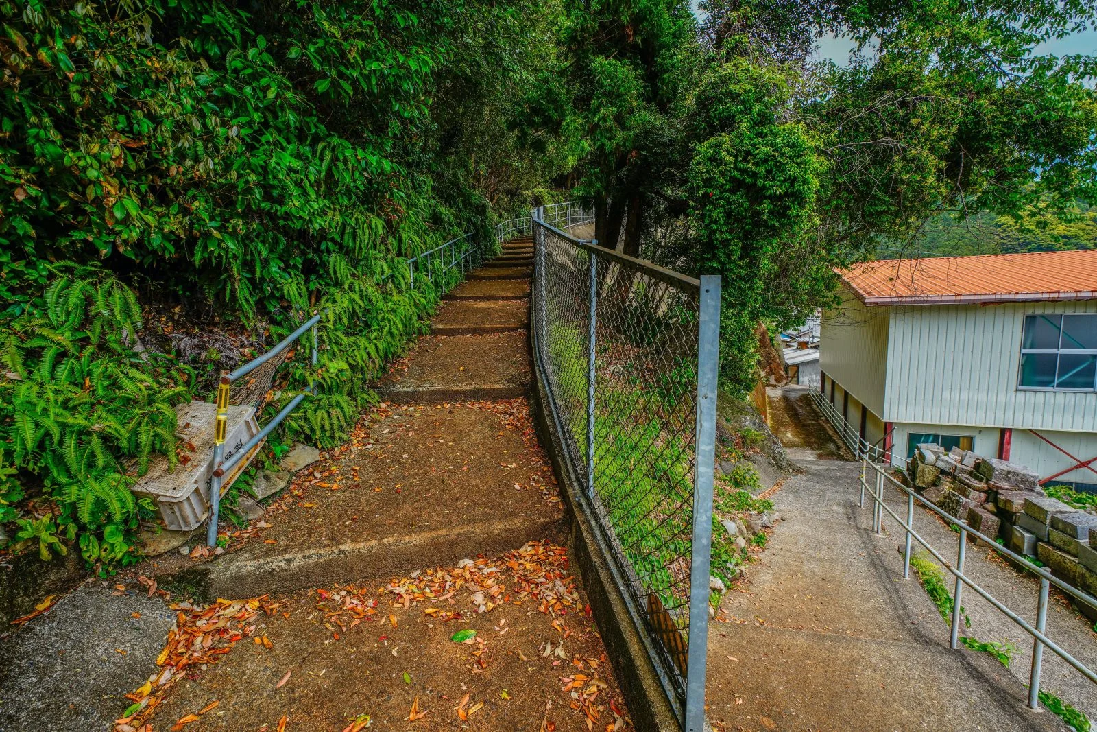 無料壁紙 校舎の裏にある高台への通路。PCとデスクトップ壁紙に最適な4K高画質の無料壁紙。三重県尾鷲市の須賀利町で撮影したフリー写真素材