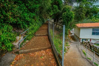 無料壁紙 校舎の裏にある高台への通路。PCとデスクトップ壁紙に最適な4K高画質の無料壁紙。三重県尾鷲市の須賀利町で撮影したフリー写真素材