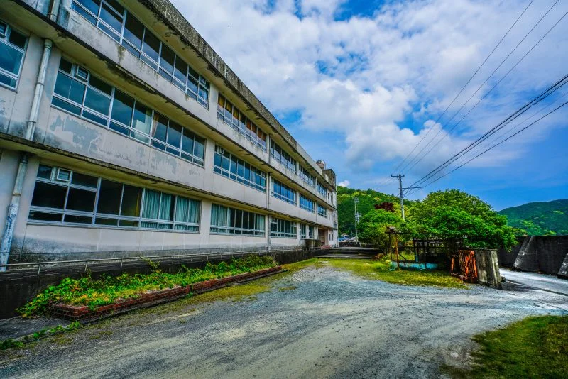 無料壁紙 旧須賀利小学校跡。PCとデスクトップ壁紙に最適な4K高画質の無料壁紙。三重県尾鷲市の須賀利町で撮影したフリー写真素材