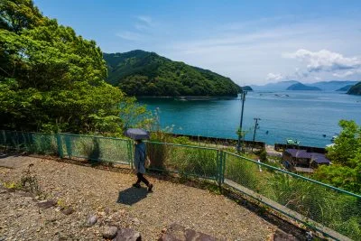 無料壁紙 高台散歩。PCとデスクトップ壁紙に最適な4K高画質の無料壁紙。三重県尾鷲市の須賀利町で撮影したフリー写真素材