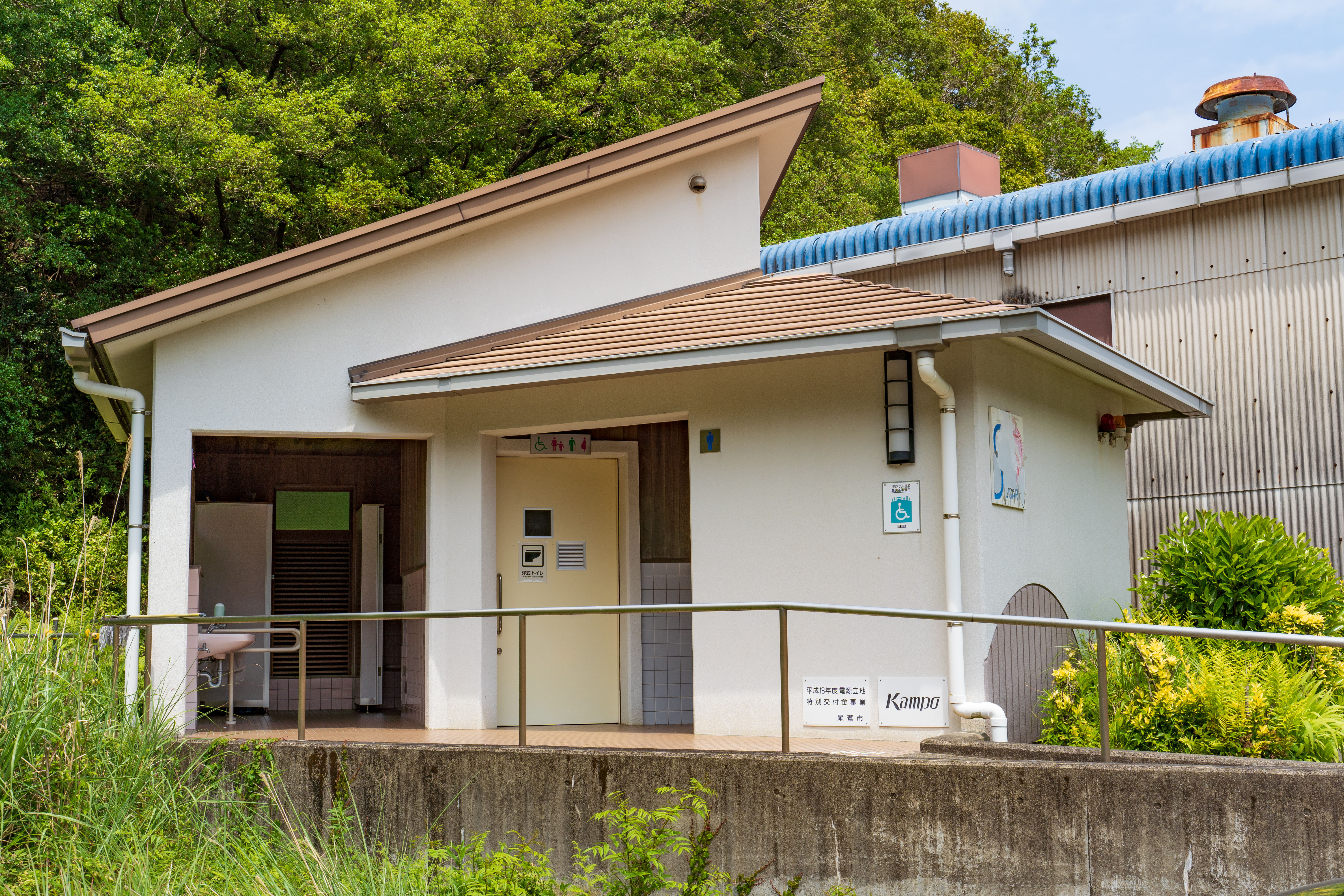 無料壁紙 須賀利町で唯一の公衆トイレ。PCとデスクトップ壁紙に最適な4K高画質の無料壁紙。三重県尾鷲市の須賀利町で撮影したフリー写真素材