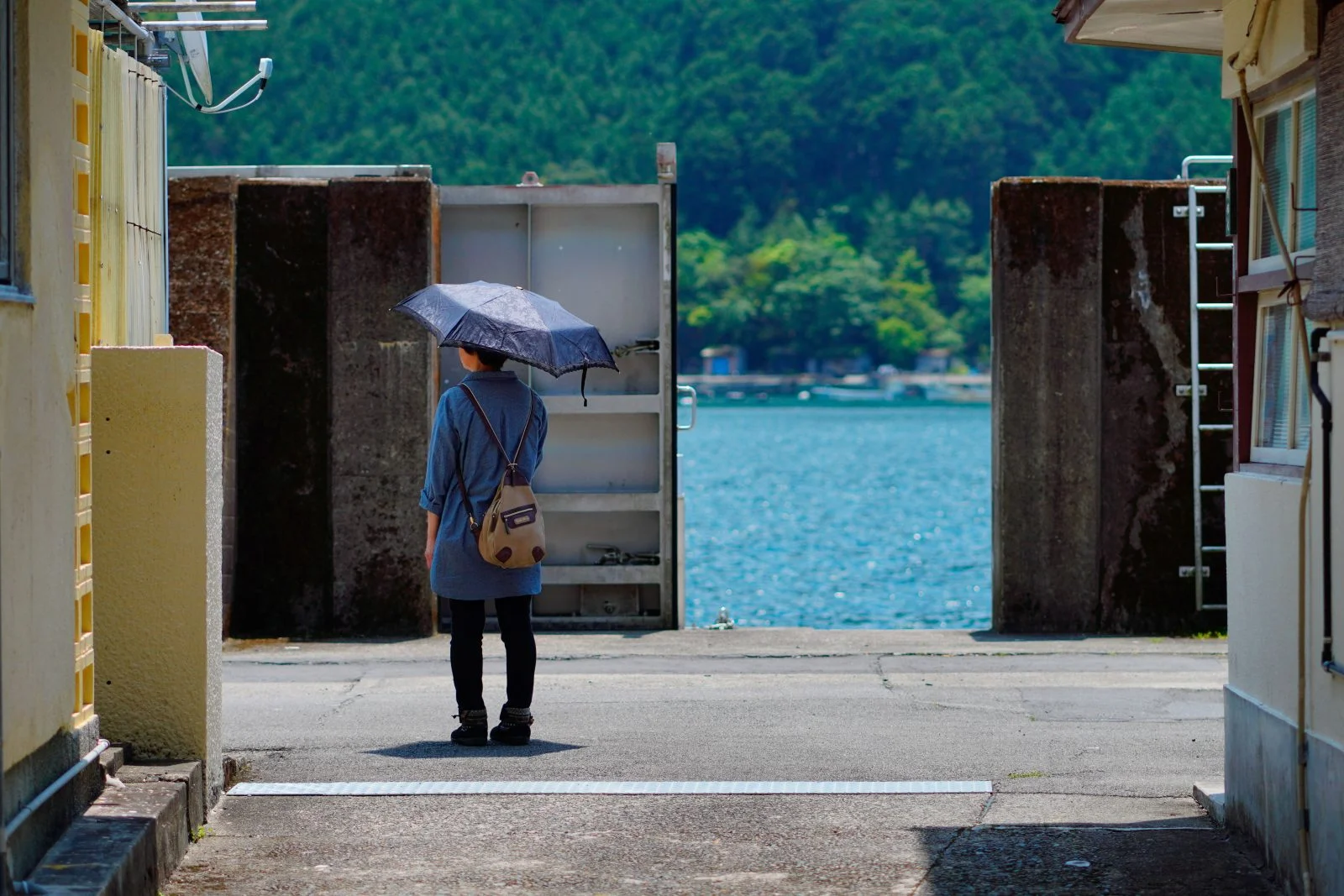 無料壁紙 堤防付近を歩く。PCとデスクトップ壁紙に最適な4K高画質の無料壁紙。三重県尾鷲市の須賀利町で撮影したフリー写真素材