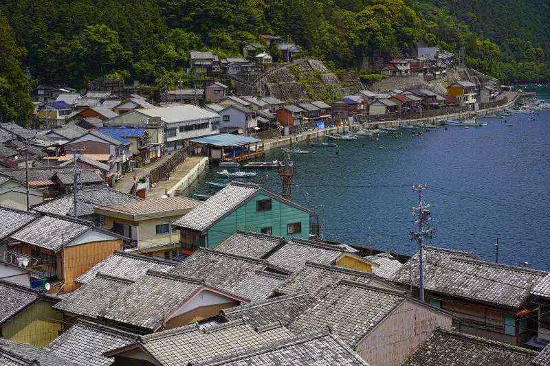 運気が上がる待ち受け 須賀利町の町並み。AndroidとiPhoneに対応した4K高画質の無料スマホ壁紙。三重県尾鷲市の須賀利町で撮影したフリー写真素材