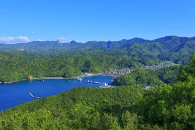 無料壁紙 展望台から眺める奈屋浦漁港。PCとデスクトップ壁紙に最適な4K高画質の無料壁紙。三重県南伊勢町のたちばな展望台 天空のブランコで撮影したフリー写真素材