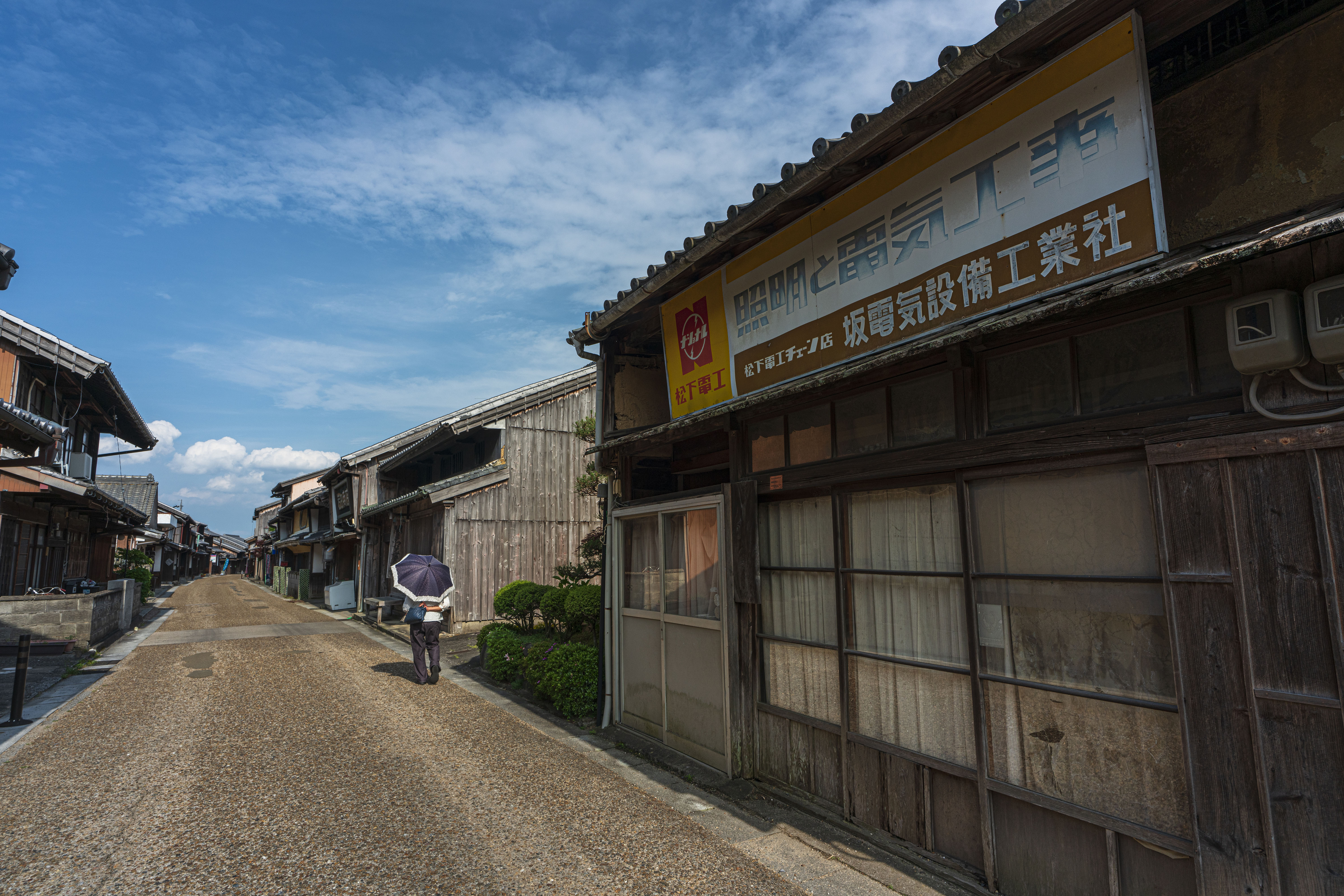 無料壁紙 古き良き木造家屋。PCとデスクトップ壁紙に最適な4K高画質の無料壁紙。三重県亀山市の東海道関宿で撮影したフリー写真素材