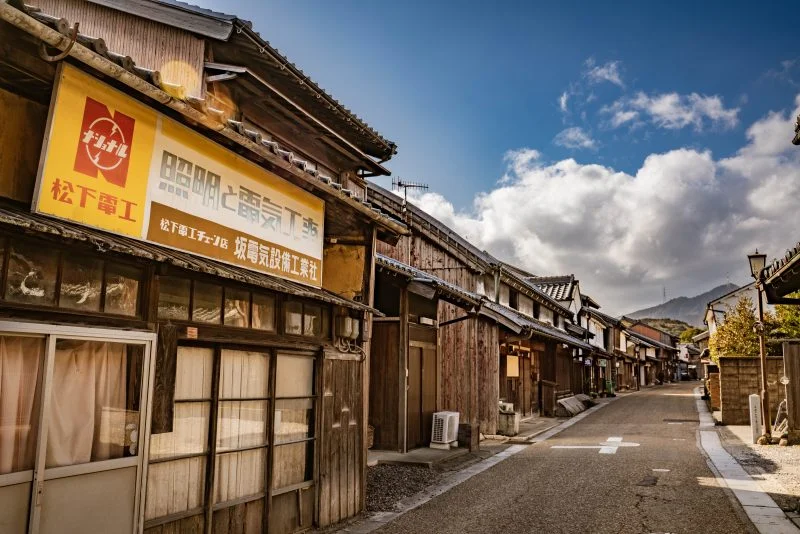 無料壁紙 懐かしい看板と町の雰囲気。PCとデスクトップ壁紙に最適な4K高画質の無料壁紙。三重県亀山市の東海道関宿で撮影したフリー写真素材