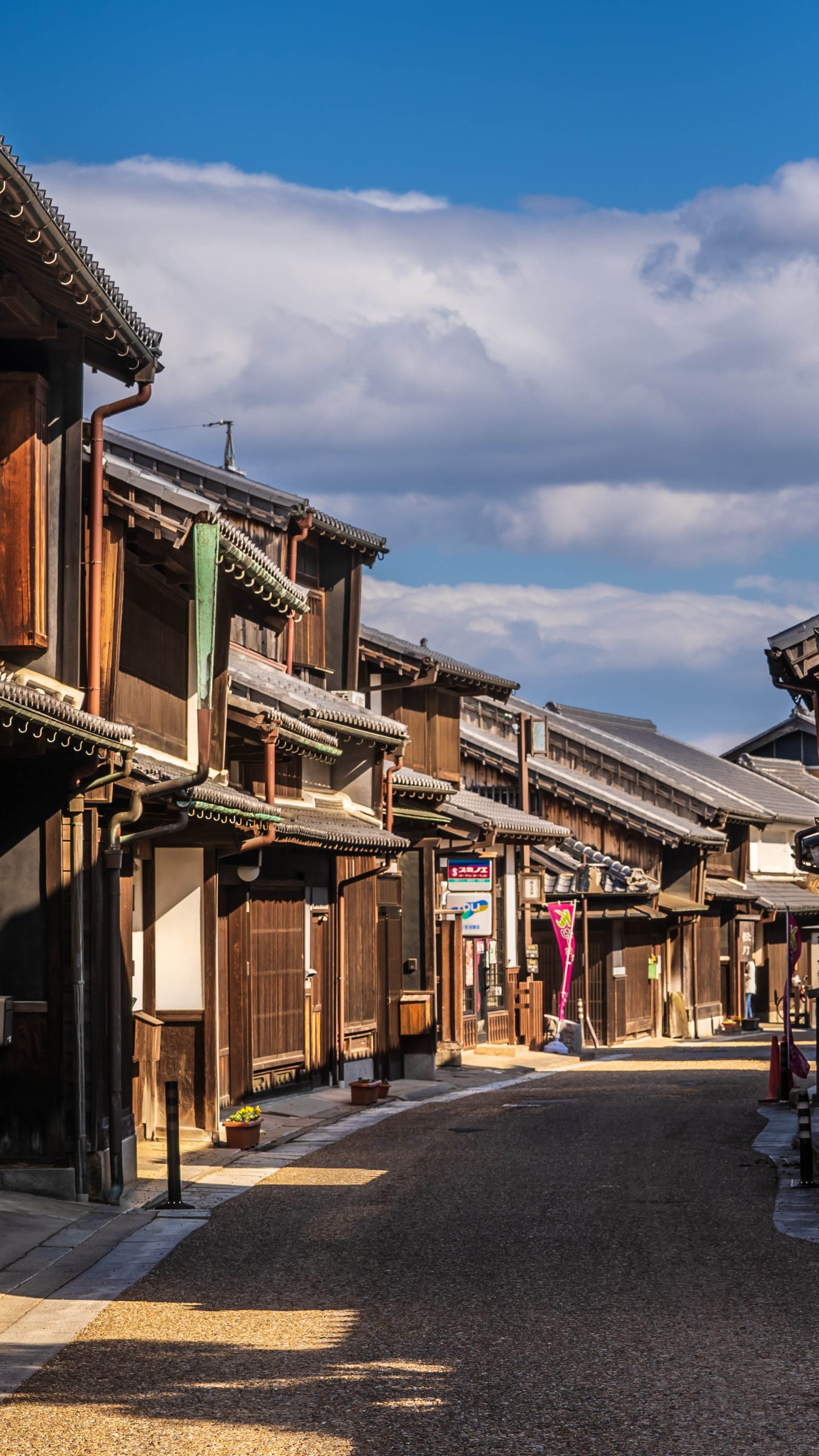 関宿と青空(三重県亀山市・東海道関宿)