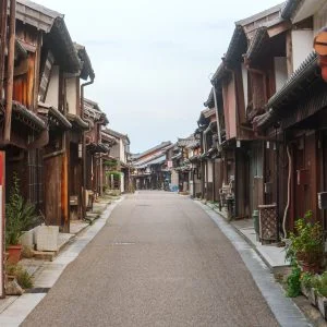 無料壁紙 誰もいない通路。PCとデスクトップ壁紙に最適な4K高画質の無料壁紙。三重県亀山市の東海道関宿で撮影したフリー写真素材