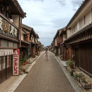 無料壁紙 レイトロな街道を歩く人。PCとデスクトップ壁紙に最適な4K高画質の無料壁紙。三重県亀山市の東海道関宿で撮影したフリー写真素材