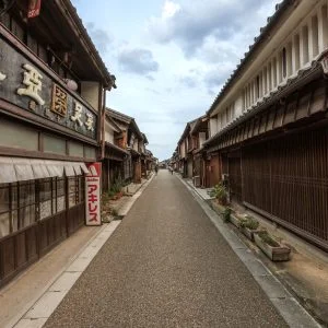 無料壁紙 レトロな街道。PCとデスクトップ壁紙に最適な4K高画質の無料壁紙。三重県亀山市の東海道関宿で撮影したフリー写真素材