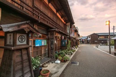 無料壁紙 日没のあいづや。PCとデスクトップ壁紙に最適な4K高画質の無料壁紙。三重県亀山市の東海道関宿で撮影したフリー写真素材