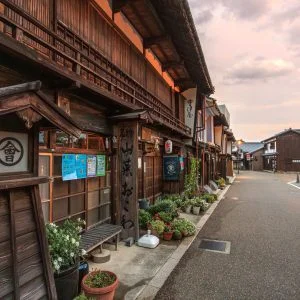 無料壁紙 日没のあいづや。PCとデスクトップ壁紙に最適な4K高画質の無料壁紙。三重県亀山市の東海道関宿で撮影したフリー写真素材