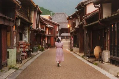 無料壁紙 日没の関宿を歩く。PCとデスクトップ壁紙に最適な4K高画質の無料壁紙。三重県亀山市の東海道関宿で撮影したフリー写真素材