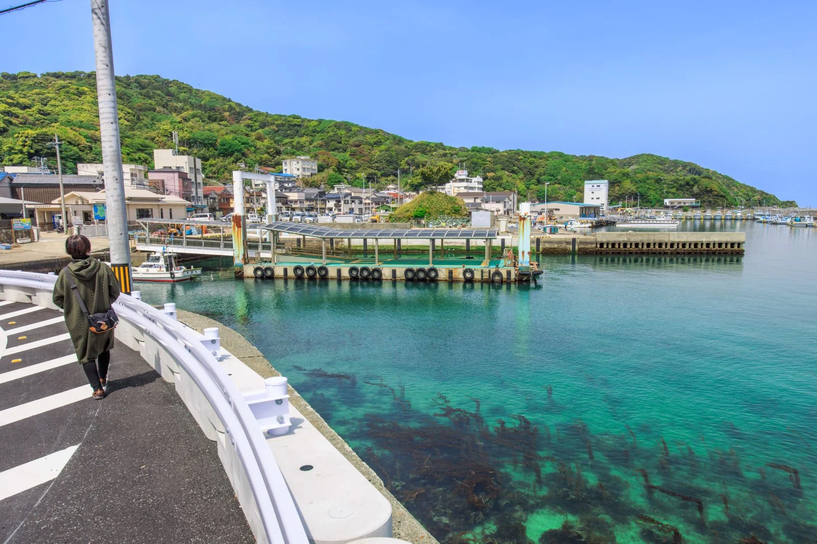 無料壁紙 答志島港付近を歩く。PCとデスクトップ壁紙に最適な4K高画質の無料壁紙。三重県鳥羽市の答志島で撮影したフリー写真素材