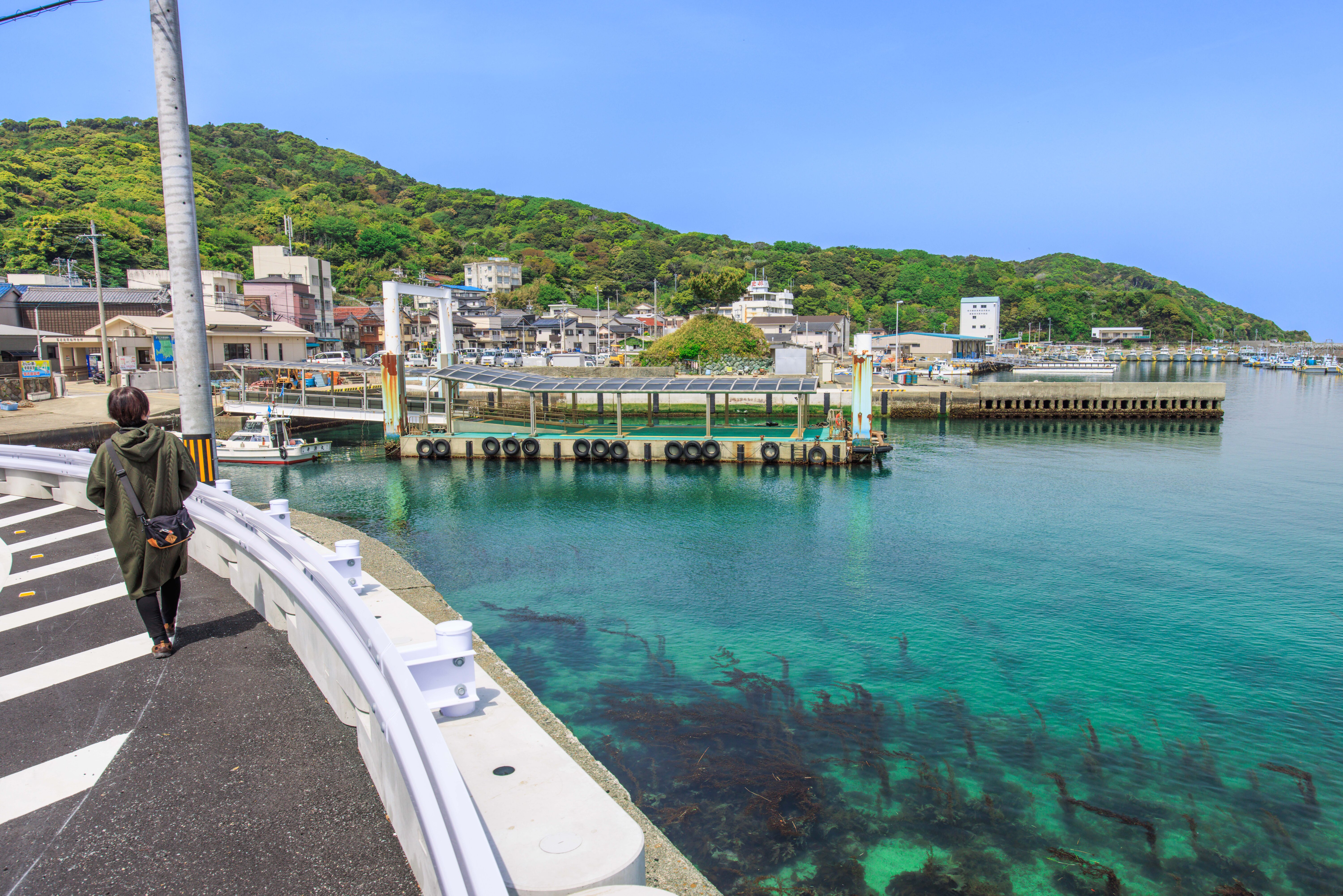 無料壁紙 答志島港付近を歩く。PCとデスクトップ壁紙に最適な4K高画質の無料壁紙。三重県鳥羽市の答志島で撮影したフリー写真素材