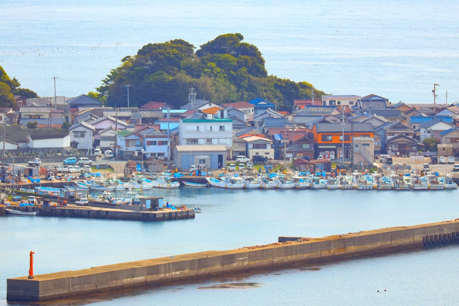 無料壁紙 和具集落に立ち並ぶ船。PCとデスクトップ壁紙に最適な4K高画質の無料壁紙。三重県鳥羽市の答志島で撮影したフリー写真素材