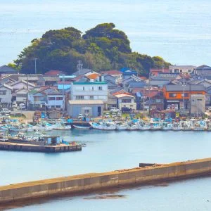 無料壁紙 和具集落に立ち並ぶ船。PCとデスクトップ壁紙に最適な4K高画質の無料壁紙。三重県鳥羽市の答志島で撮影したフリー写真素材