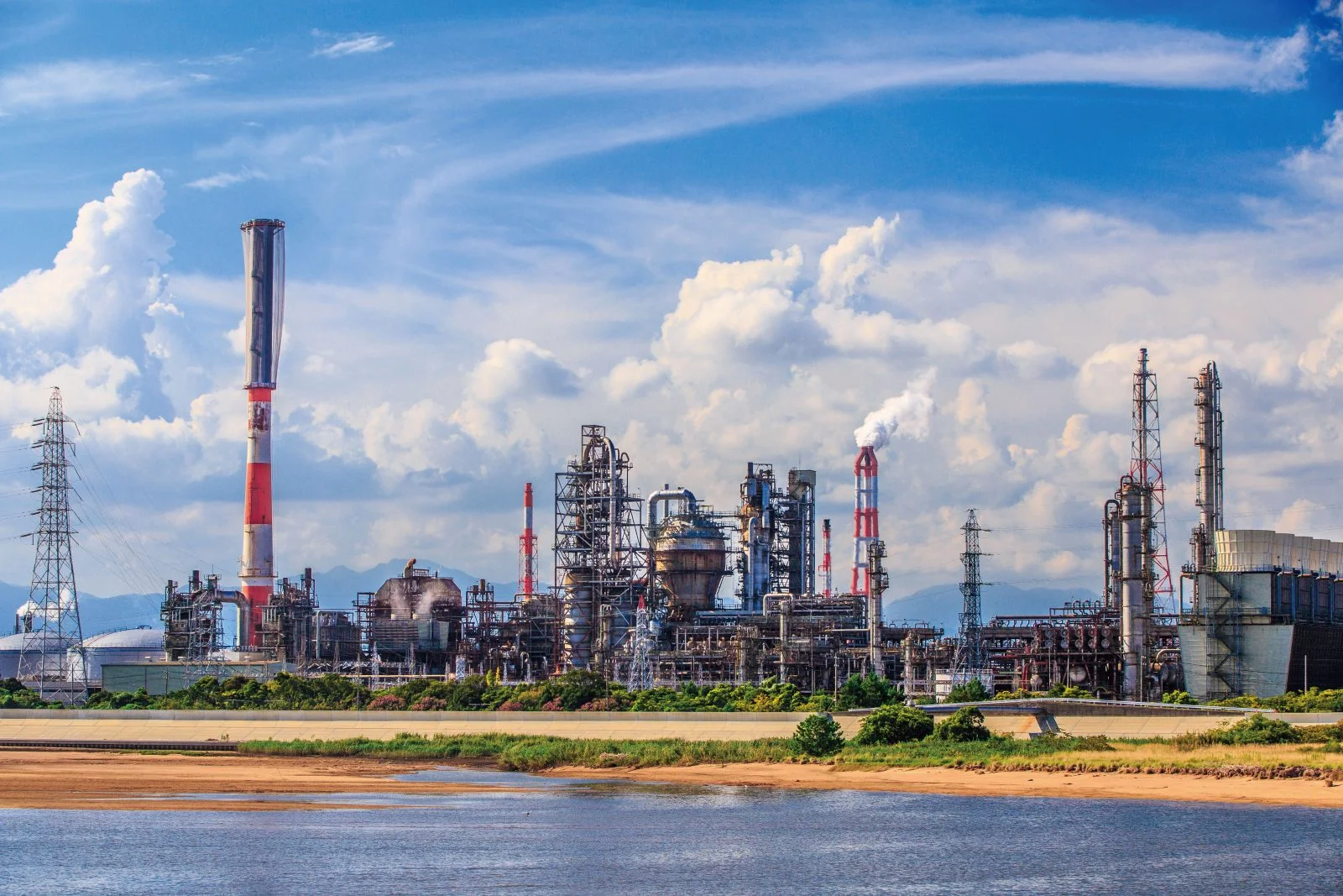 無料壁紙 昼間の工場地帯。PCとデスクトップ壁紙に最適な4K高画質の無料壁紙。三重県四日市市の四日市コンビナートで撮影したフリー写真素材