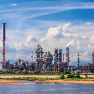 無料壁紙 昼間の工場地帯。PCとデスクトップ壁紙に最適な4K高画質の無料壁紙。三重県四日市市の四日市コンビナートで撮影したフリー写真素材