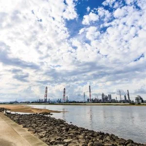 無料壁紙 鈴鹿川河口の工場撮影ポイント。PCとデスクトップ壁紙に最適な4K高画質の無料壁紙。三重県四日市市の四日市コンビナートで撮影したフリー写真素材