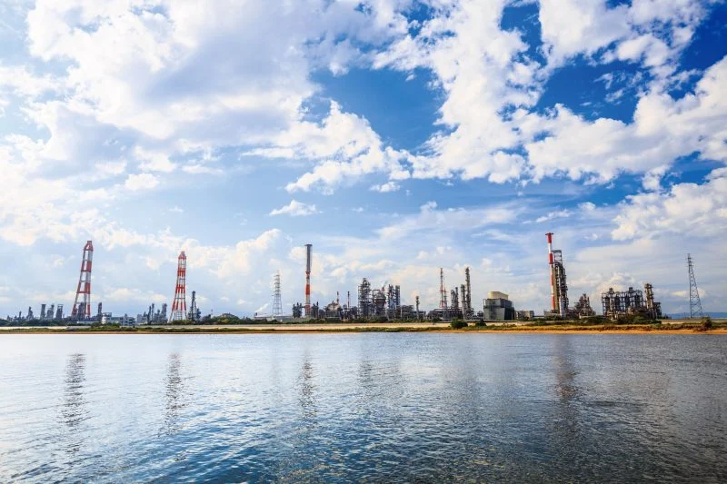 無料壁紙 鈴鹿川から眺める工場地帯。PCとデスクトップ壁紙に最適な4K高画質の無料壁紙。三重県四日市市の四日市コンビナートで撮影したフリー写真素材