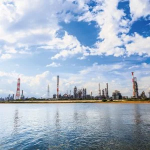 無料壁紙 鈴鹿川から眺める工場地帯。PCとデスクトップ壁紙に最適な4K高画質の無料壁紙。三重県四日市市の四日市コンビナートで撮影したフリー写真素材