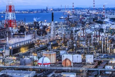 無料壁紙 灯りがつきはじめた工場地帯。PCとデスクトップ壁紙に最適な4K高画質の無料壁紙。三重県四日市市の四日市コンビナートで撮影したフリー写真素材