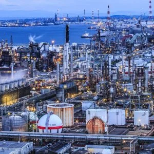 無料壁紙 灯りがつきはじめた工場地帯。PCとデスクトップ壁紙に最適な4K高画質の無料壁紙。三重県四日市市の四日市コンビナートで撮影したフリー写真素材