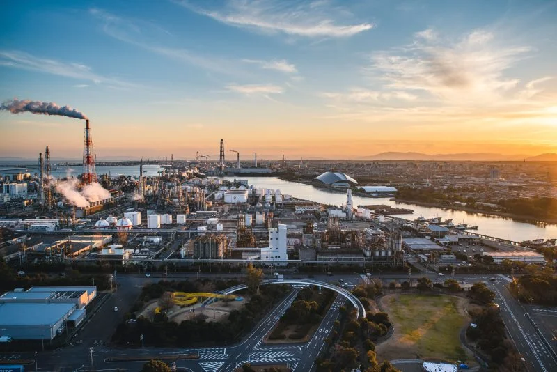 無料壁紙 うみてらす１４から眺める夕焼け。PCとデスクトップ壁紙に最適な4K高画質の無料壁紙。三重県四日市市の四日市コンビナートで撮影したフリー写真素材