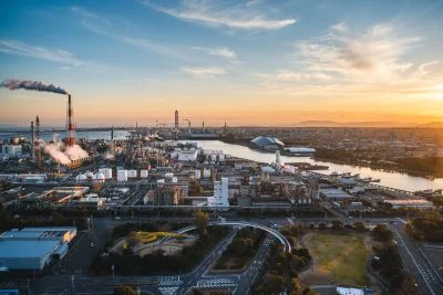 無料壁紙 うみてらす１４から眺める夕焼け。PCとデスクトップ壁紙に最適な4K高画質の無料壁紙。三重県四日市市の四日市コンビナートで撮影したフリー写真素材