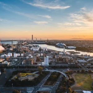 無料壁紙 うみてらす１４から眺める夕焼け。PCとデスクトップ壁紙に最適な4K高画質の無料壁紙。三重県四日市市の四日市コンビナートで撮影したフリー写真素材