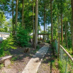 無料壁紙 展望台まで続く遊歩道。PCとデスクトップ壁紙に最適な4K高画質の無料壁紙。三重県伊賀市の西山の棚田で撮影したフリー写真素材