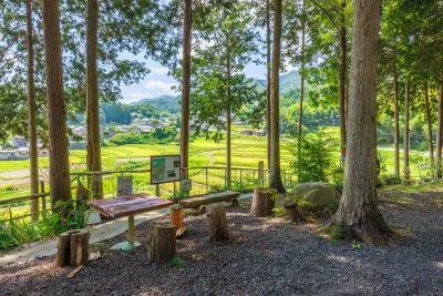 無料壁紙 展望台近くの休憩スペース。PCとデスクトップ壁紙に最適な4K高画質の無料壁紙。三重県伊賀市の西山の棚田で撮影したフリー写真素材