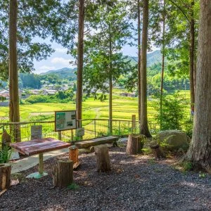 無料壁紙 展望台近くの休憩スペース。PCとデスクトップ壁紙に最適な4K高画質の無料壁紙。三重県伊賀市の西山の棚田で撮影したフリー写真素材