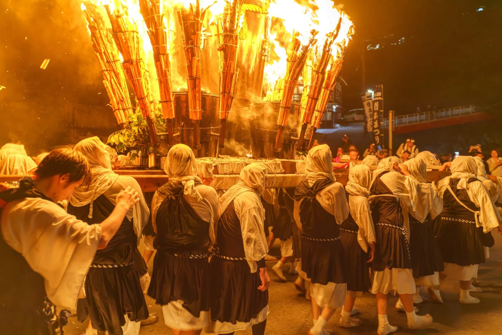 無料壁紙 火炎神輿を担ぐ僧兵たち。PCとデスクトップ壁紙に最適な4K高画質の無料壁紙。三重県菰野町の僧兵まつりで撮影したフリー写真素材