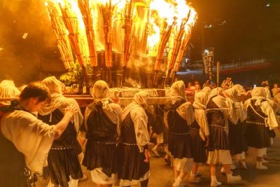 無料壁紙 火炎神輿を担ぐ僧兵たち。PCとデスクトップ壁紙に最適な4K高画質の無料壁紙。三重県菰野町の僧兵まつりで撮影したフリー写真素材