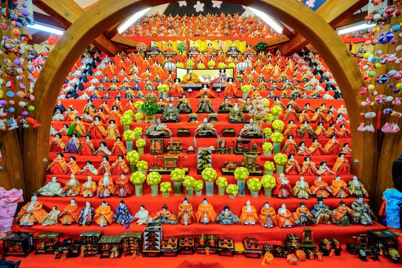 無料壁紙 ひな壇中央を眺める。PCとデスクトップ壁紙に最適な4K高画質の無料壁紙。三重県いなべ市のあげきのおひなさんで撮影したフリー写真素材