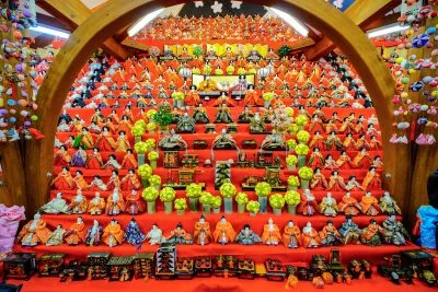 無料壁紙 ひな壇中央を眺める。PCとデスクトップ壁紙に最適な4K高画質の無料壁紙。三重県いなべ市のあげきのおひなさんで撮影したフリー写真素材