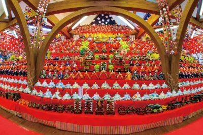 無料壁紙 魚眼レンズで写すひな壇。PCとデスクトップ壁紙に最適な4K高画質の無料壁紙。三重県いなべ市のあげきのおひなさんで撮影したフリー写真素材