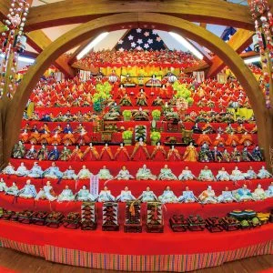 無料壁紙 魚眼レンズで写すひな壇。PCとデスクトップ壁紙に最適な4K高画質の無料壁紙。三重県いなべ市のあげきのおひなさんで撮影したフリー写真素材