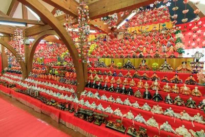 無料壁紙 天井まで続くひな壇。PCとデスクトップ壁紙に最適な4K高画質の無料壁紙。三重県いなべ市のあげきのおひなさんで撮影したフリー写真素材