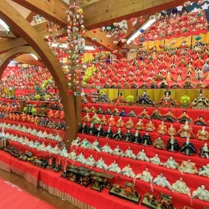 無料壁紙 天井まで続くひな壇。PCとデスクトップ壁紙に最適な4K高画質の無料壁紙。三重県いなべ市のあげきのおひなさんで撮影したフリー写真素材