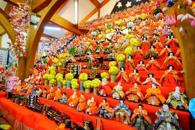 無料壁紙 ひな壇の中央にある飾り。PCとデスクトップ壁紙に最適な4K高画質の無料壁紙。三重県いなべ市のあげきのおひなさんで撮影したフリー写真素材