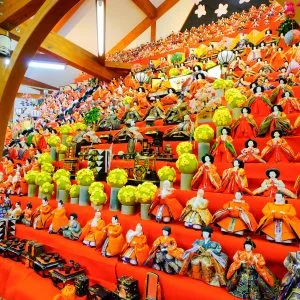 無料壁紙 ひな壇の中央にある飾り。PCとデスクトップ壁紙に最適な4K高画質の無料壁紙。三重県いなべ市のあげきのおひなさんで撮影したフリー写真素材