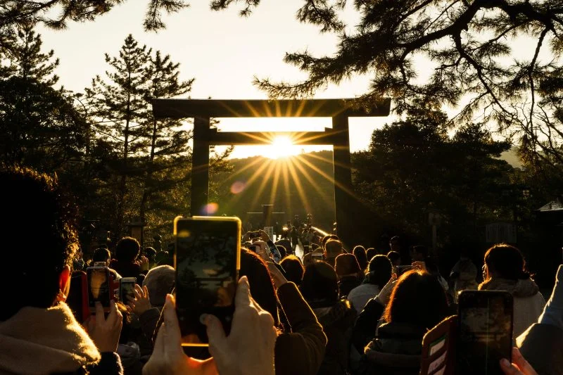 無料壁紙 冬至の翌日に日の出を見る参拝者。PCとデスクトップ壁紙に最適な4K高画質の無料壁紙。三重県伊勢市の伊勢神宮で撮影したフリー写真素材