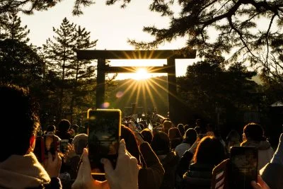 無料壁紙 冬至の翌日に日の出を見る参拝者。PCとデスクトップ壁紙に最適な4K高画質の無料壁紙。三重県伊勢市の伊勢神宮で撮影したフリー写真素材