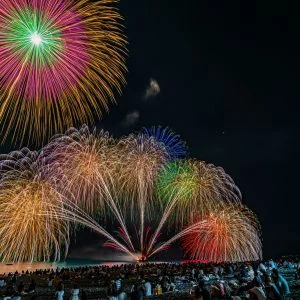 無料壁紙 大玉のスターマイン。PCとデスクトップ壁紙に最適な4K高画質の無料壁紙。三重県熊野市の熊野大花火大会で撮影したフリー写真素材